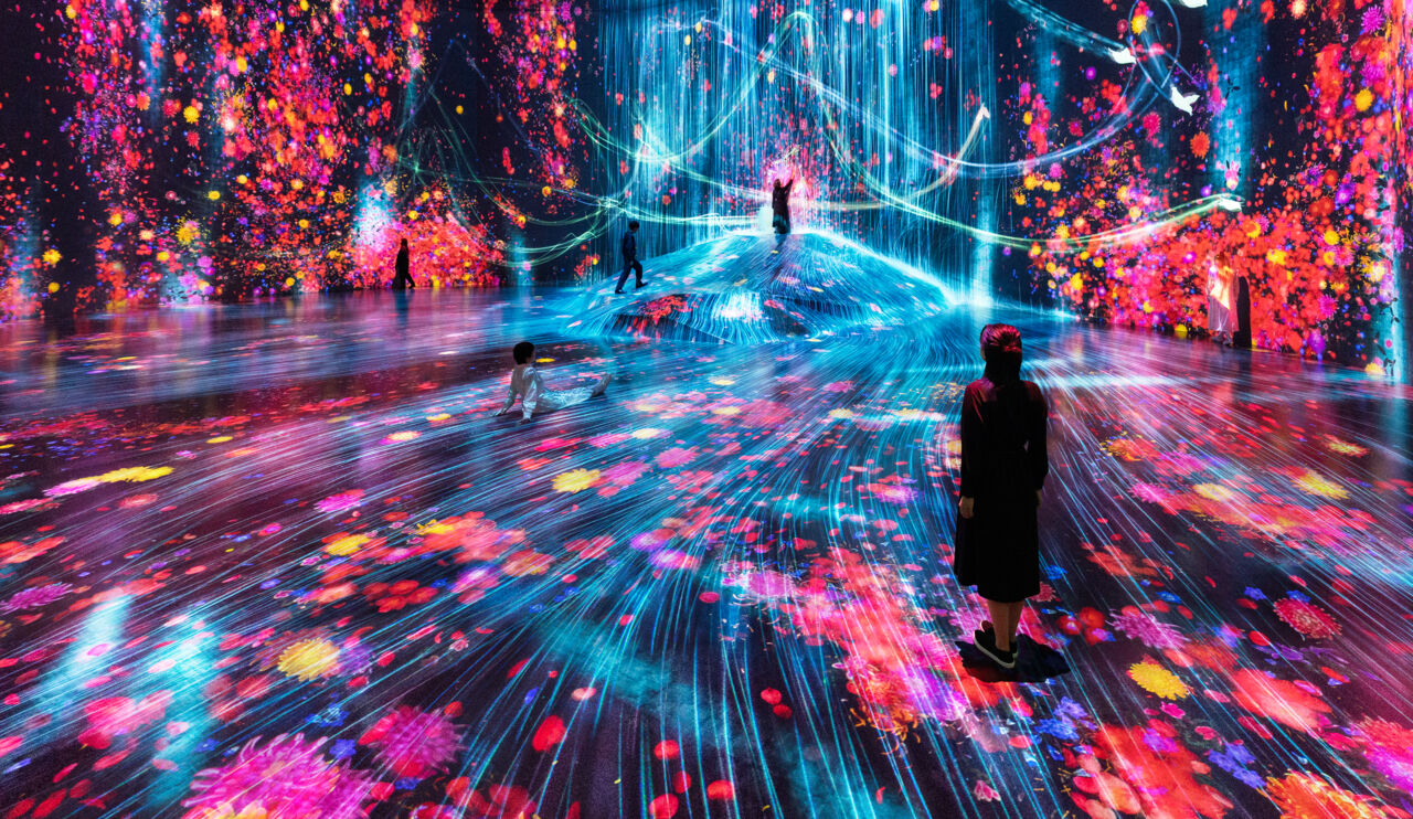 9_Universe of Water Particles on a Rock where People Gather © teamLab